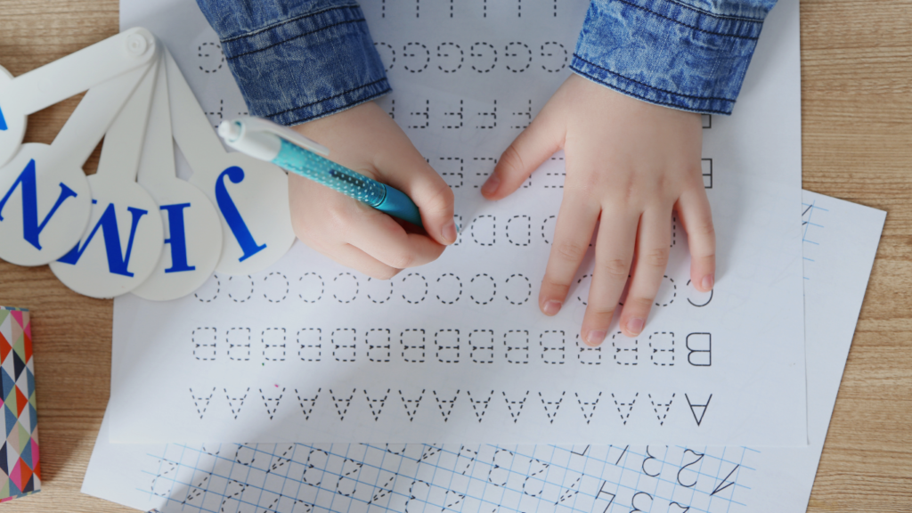 cara-membuat-buku-latihan-menulis-huruf-canva
